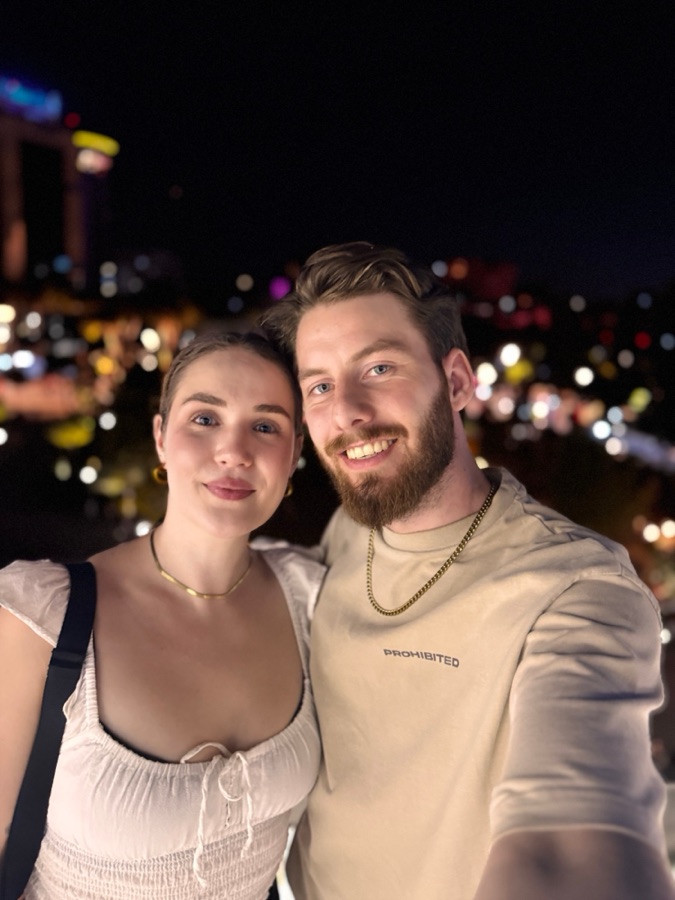 Wir zwei, abends vor den Lichtern der Stadt